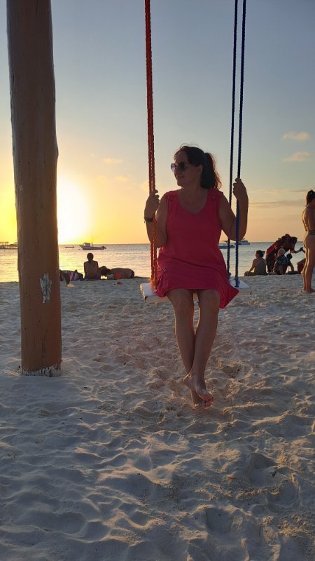 Kendwa plaža na Zanzibaru sa belim peskom, palmama i velikim krošnjama koje prave hlad